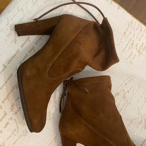 New Women’s Stuart Weitzman size 39 booties.